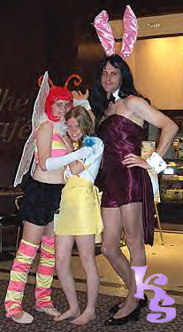 Gecko, Bunny, Minako in a picture... in front of heaven... I mean, Star Bucks